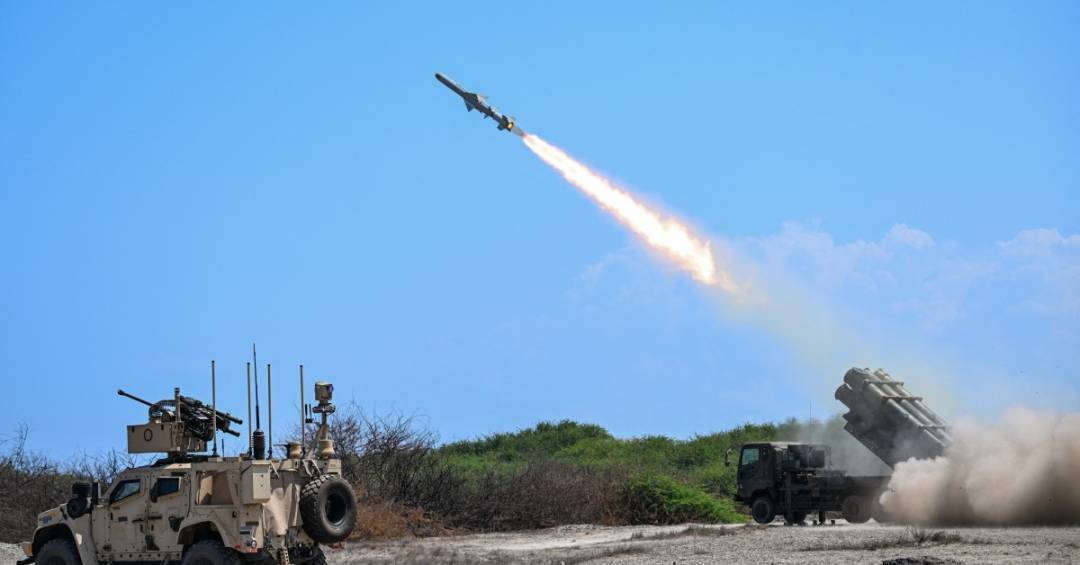 Japão e EUA disparam mísseis em exercício militar e China reage: "preparação para guerra"