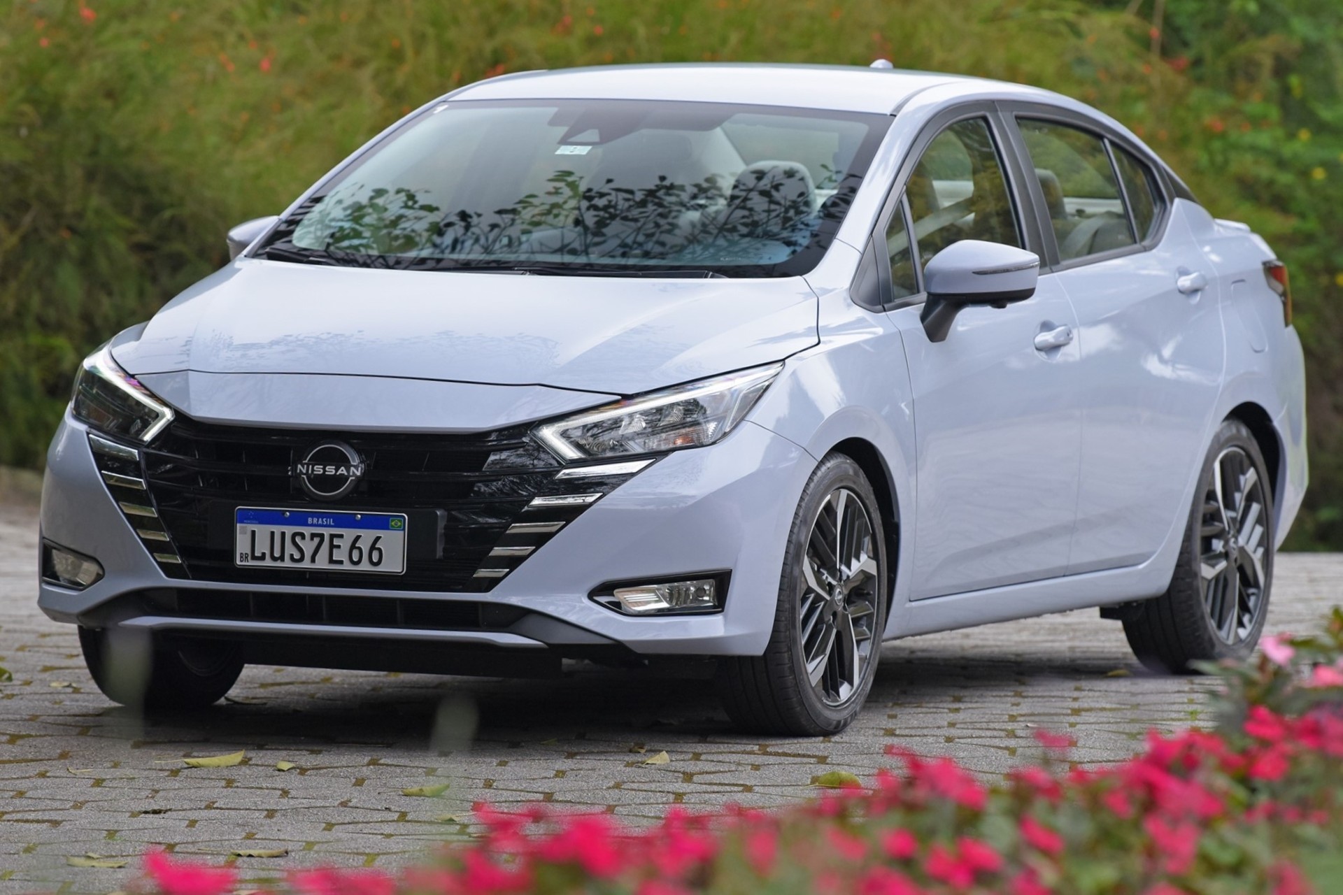 Nissan Versa 2027 chega ao Brasil mais caro e com visual antigo
