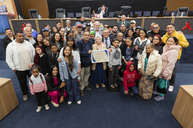 Câmara de Barueri homenageia líder comunitário por trabalho social no Vale do Sol