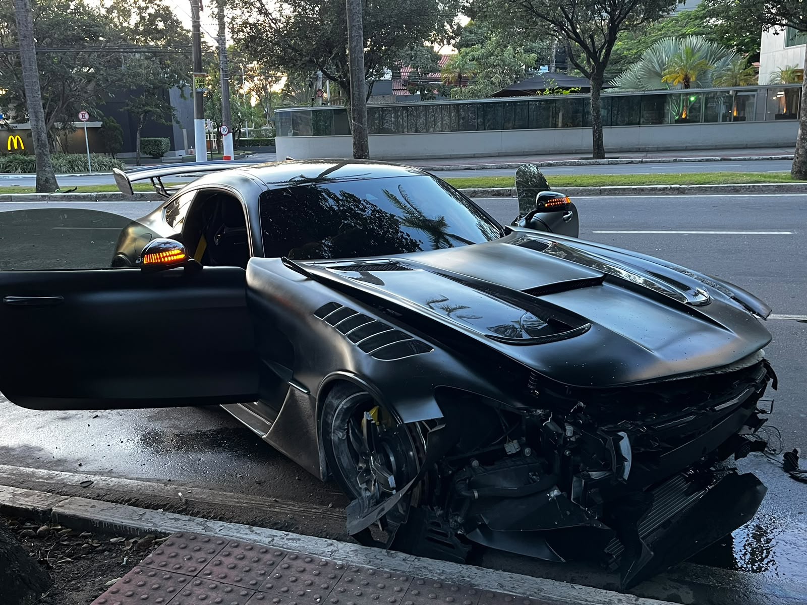 Carro de luxo de R$ 800 mil é abandonado após acidente em Vitória