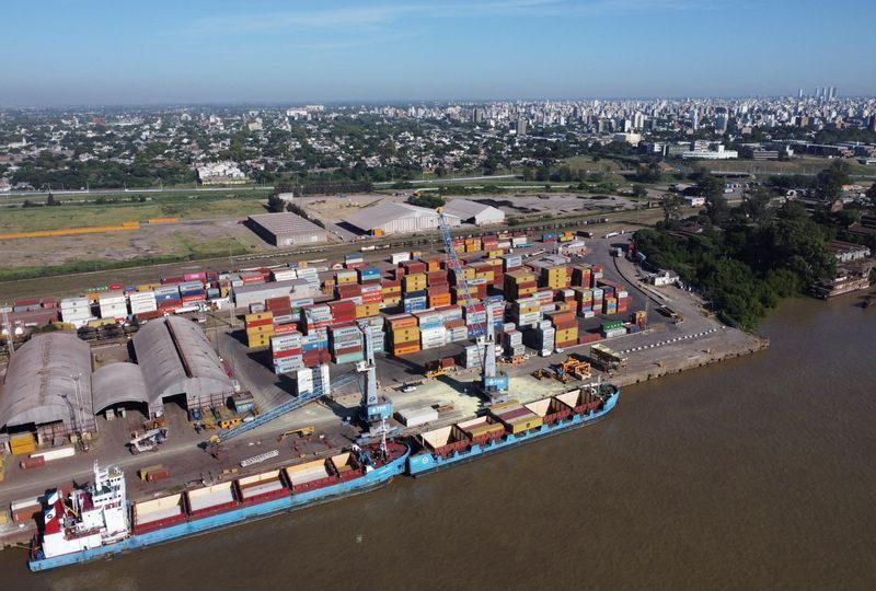 Argentina anuncia fim gradual de imposto de exportação para veículos e indústria