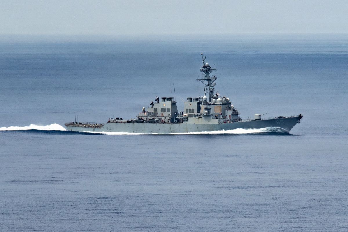 Navio de guerra dos EUA fica 4 dias à deriva no Mar da China Meridional