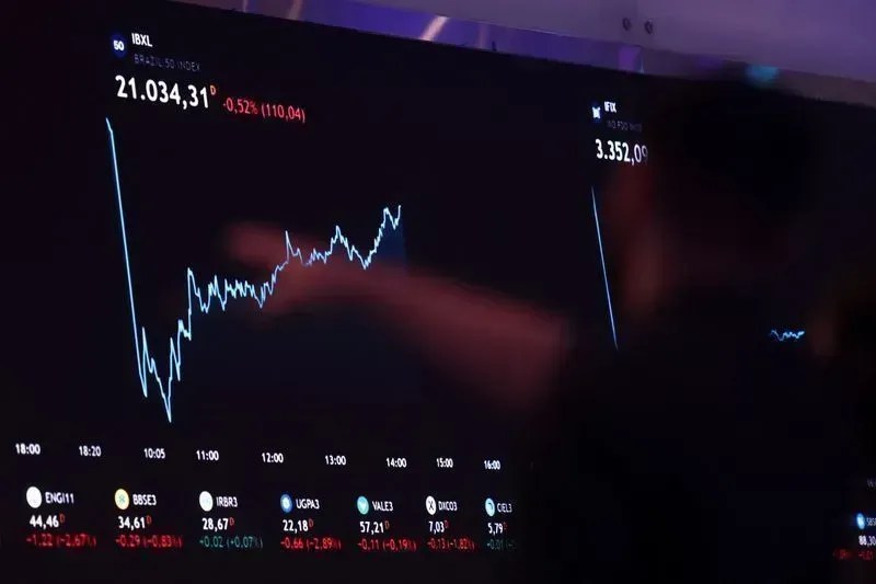 Ibovespa fecha em alta e dólar cai, com mercado de olho em fiscal e eleições