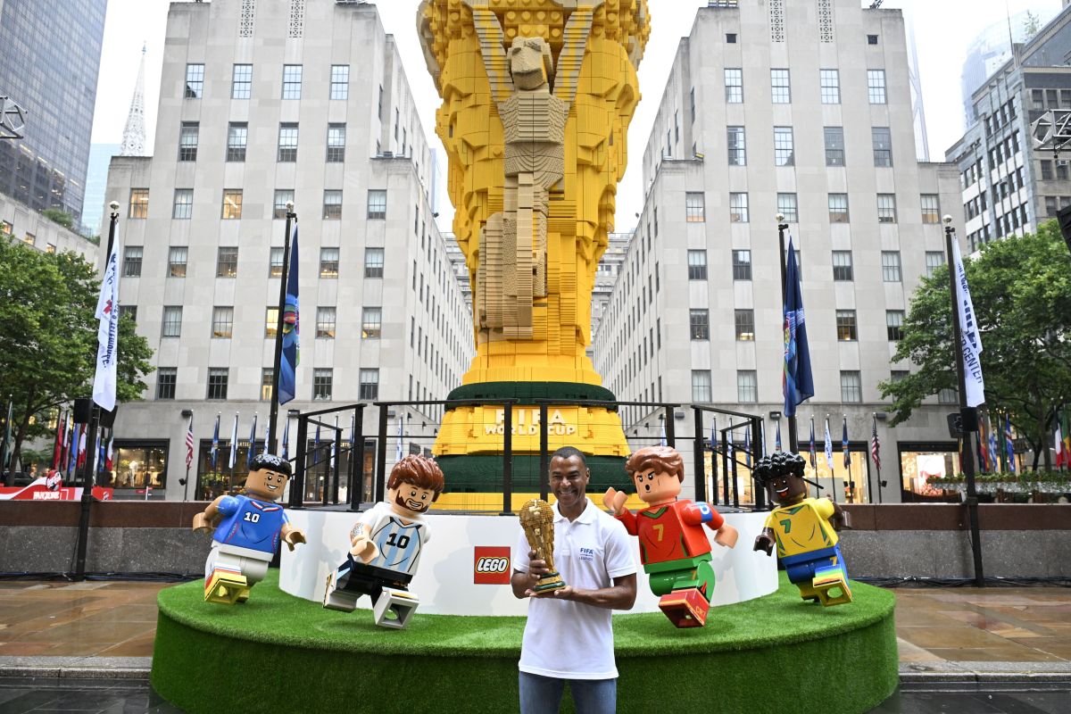Nova York exibe troféu da Copa do Mundo com 8,4 metros feito de Lego