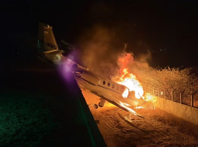 Avião do cantor Rey Vaqueiro sai da pista e pega fogo no Rio Grande do Norte
