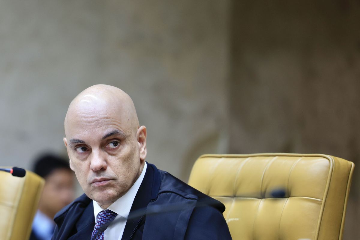 Moraes ordena que Exército entregue armas de Bolsonaro à PF em 48 horas