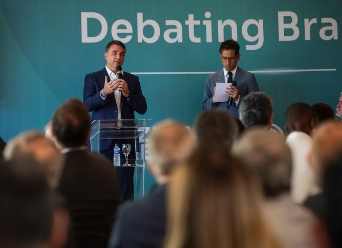 Fala de Flávio Bolsonaro sobre urnas repercute no TSE e retoma precedente de cassação