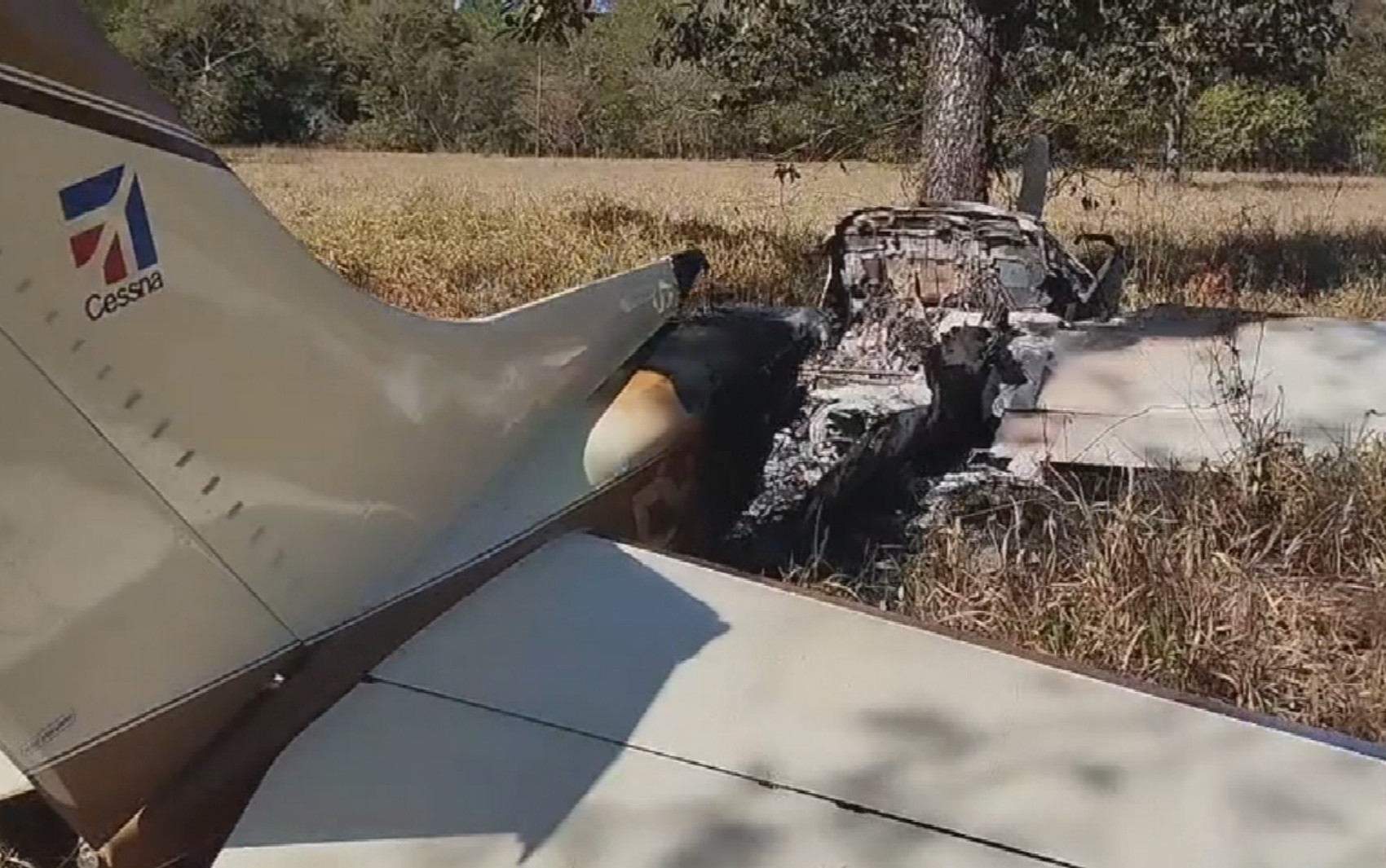 Avião com 300 kg de cocaína faz pouso forçado e pega fogo em Goiás
