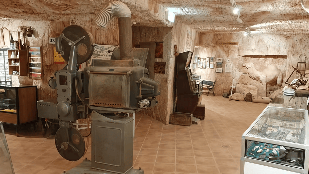 Cidade subterrânea abriga 3 mil moradores e atrai turistas no deserto da Austrália