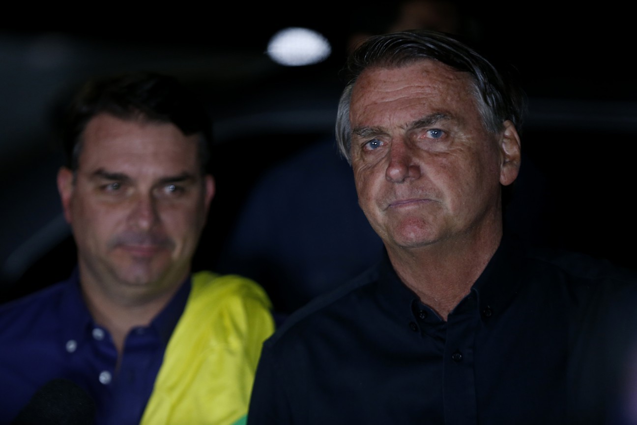 Bolsonaro e Flávio se reúnem e ex-presidente pede trégua em crise familiar