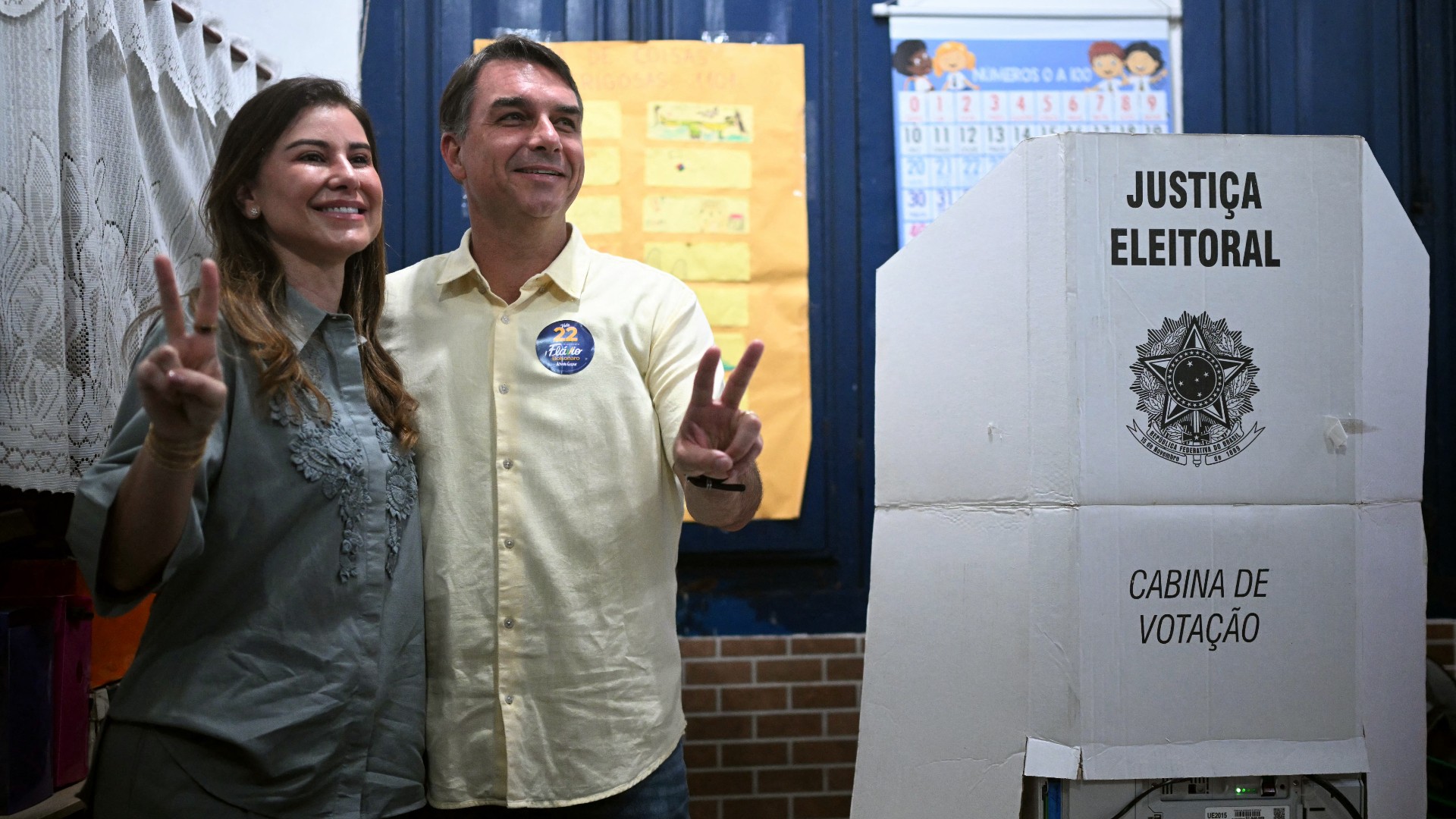Flávio Bolsonaro vota na Zona Norte do Rio de Janeiro e fala em mudança