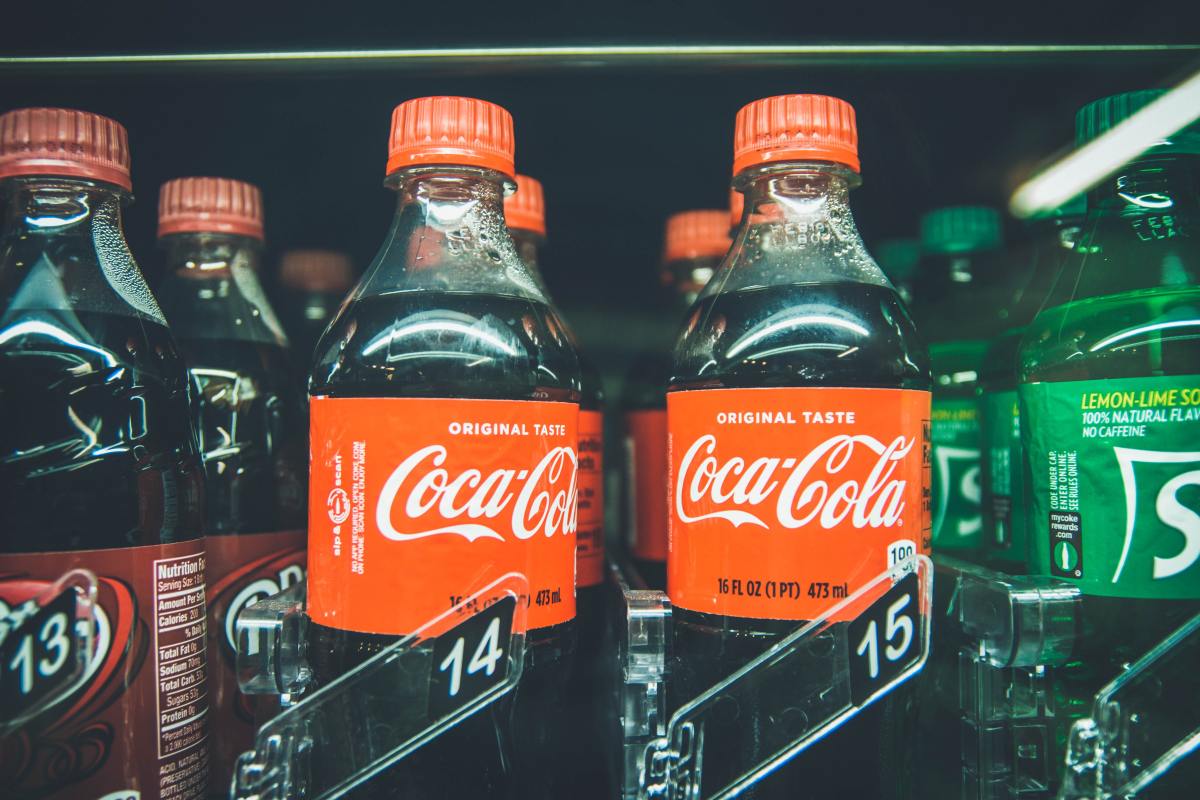 Coca-Cola troca garrafas após furto de rótulos por figurinhas da Copa