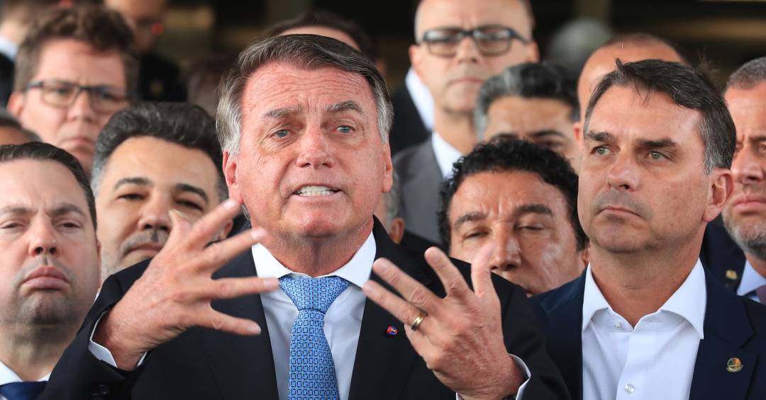 Caso de arma pode adiar decisão de Moraes sobre prisão de Bolsonaro
