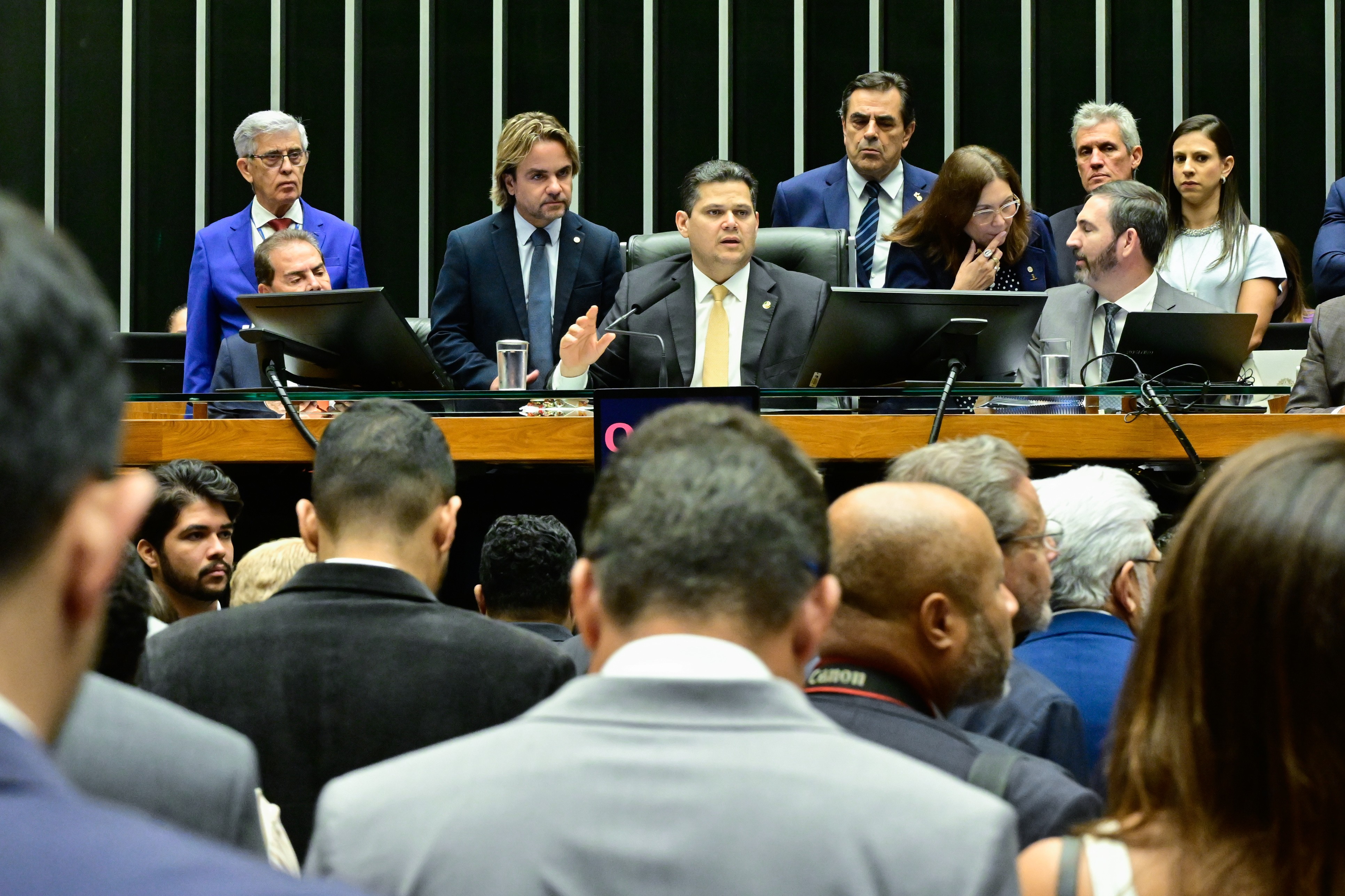Congresso derruba veto presidencial e endurece cálculo de penas para crimes