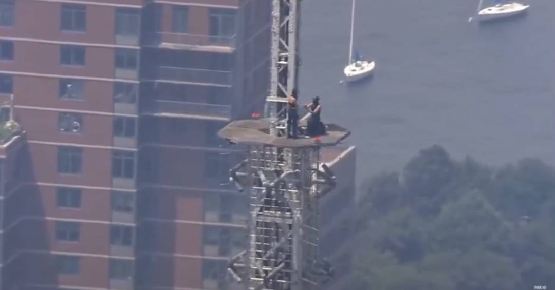 Casal escala Empire State para protesto pela paz e termina com pedido de casamento