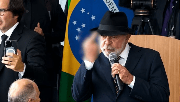 Lula mostra dedo do meio durante evento no Palácio do Planalto