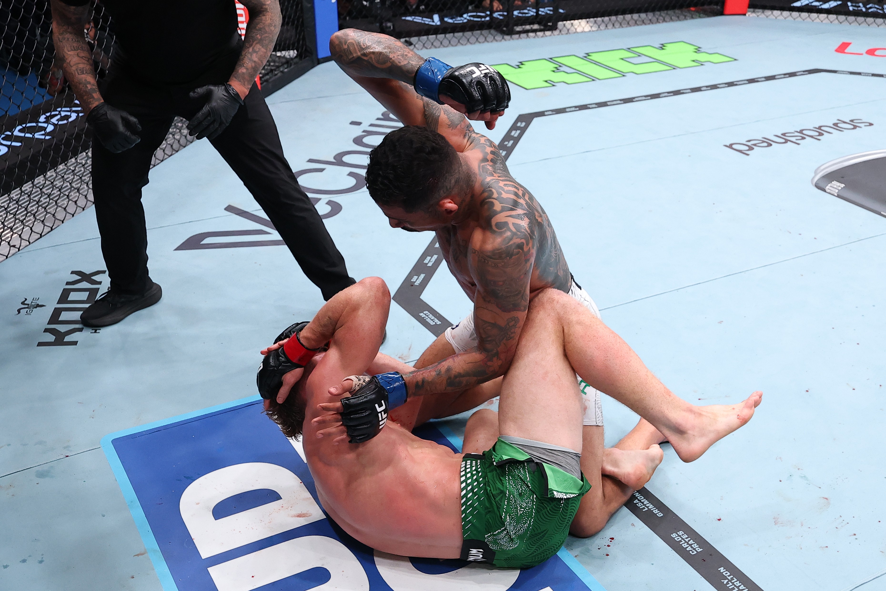 Com nocaute em 4 minutos, Carlos Prates vence no UFC Rio e mira cinturão