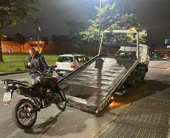 PM prende homem por adulterar placa de moto durante blitz em Barueri