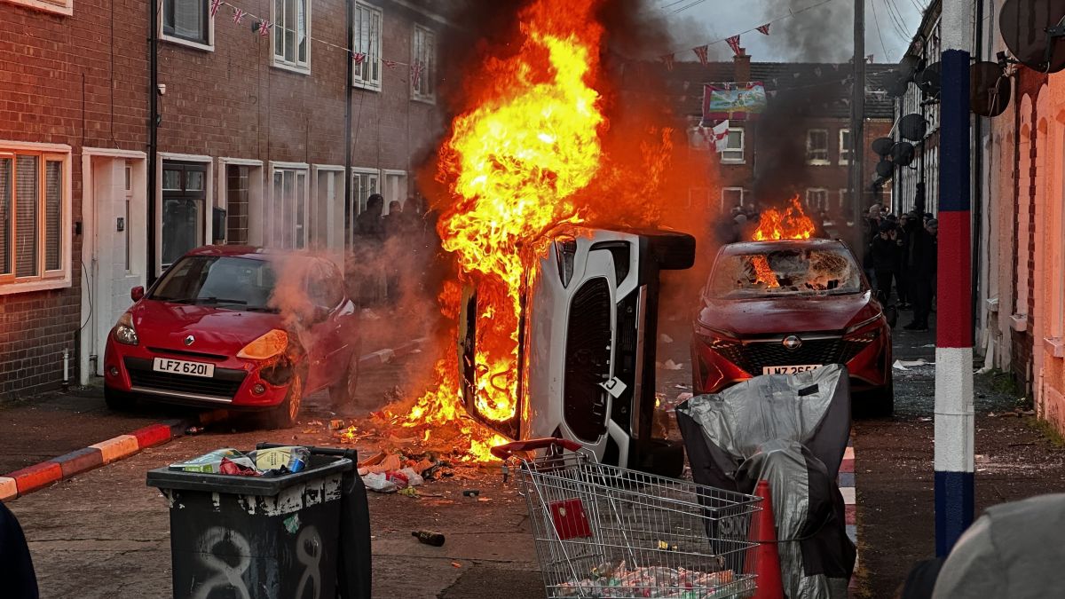 Ataque com faca gera onda de violência anti-imigração na Irlanda do Norte