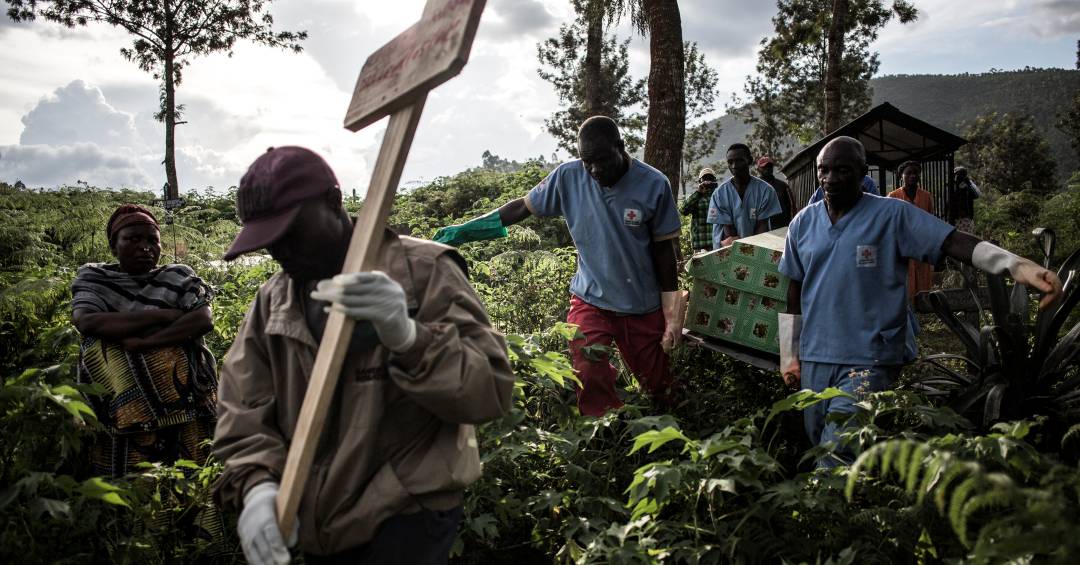 OMS declara emergência internacional por surto de Ebola no Congo; médico americano é infectado