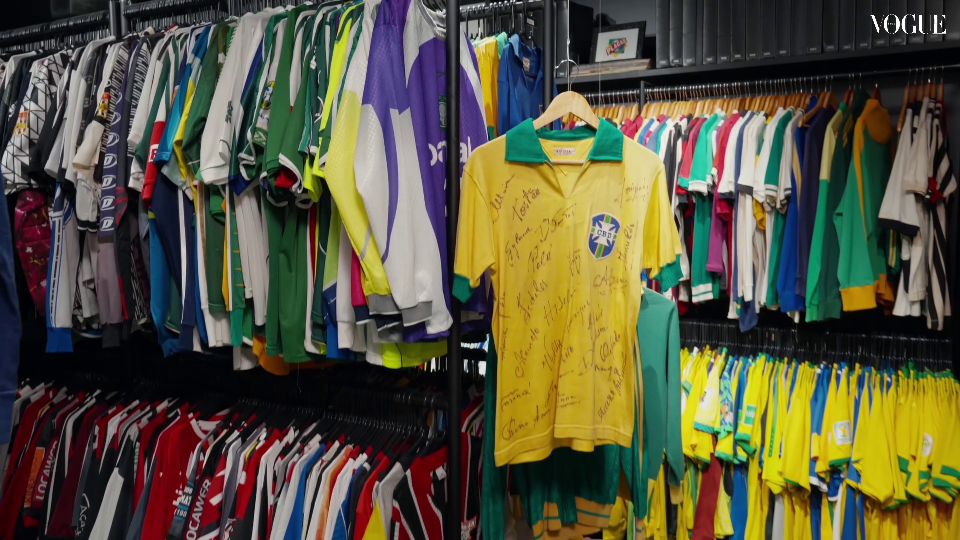 Brasileiro entra para o Guinness com a maior coleção de camisas de futebol do mundo