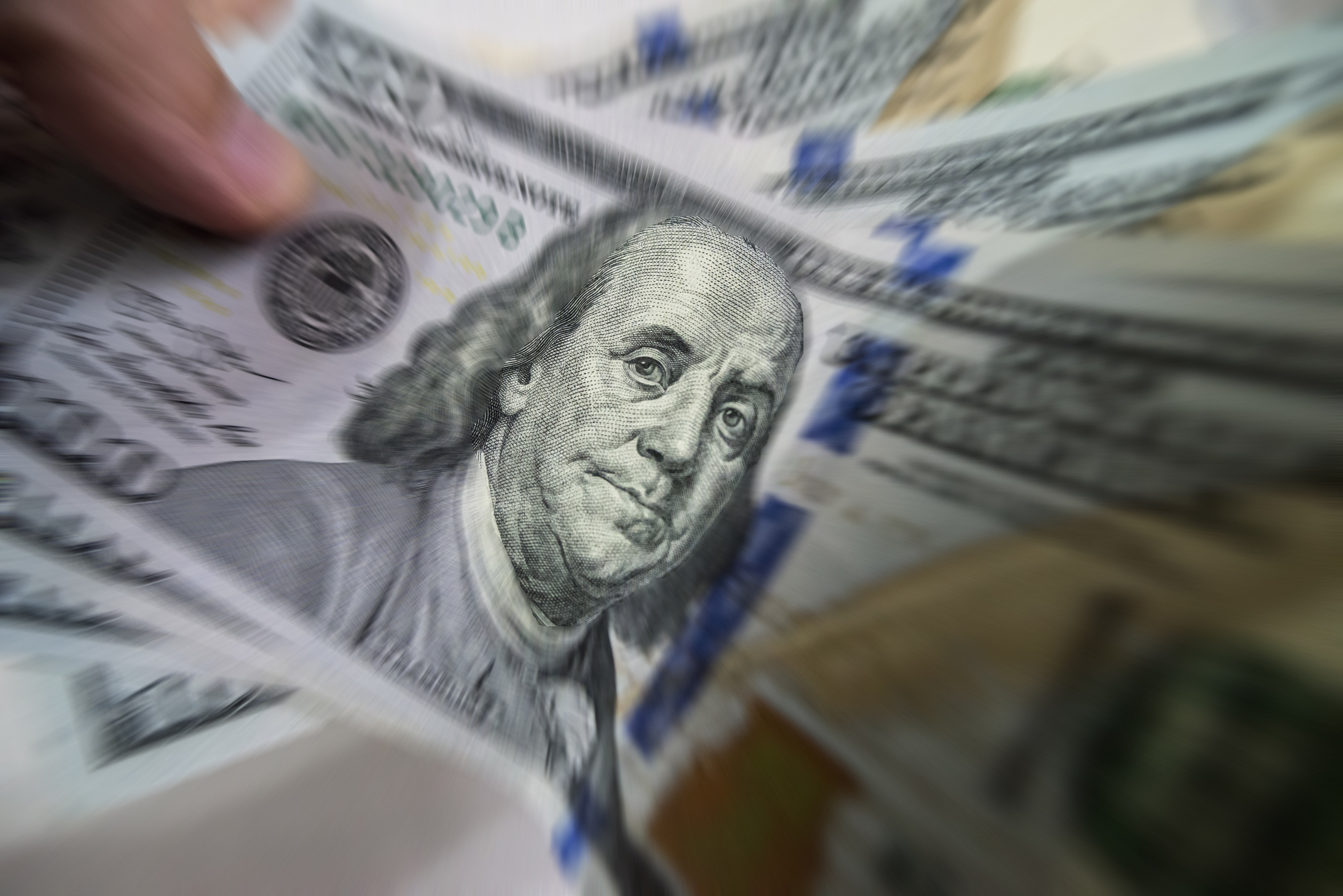 Ibovespa passa a cair e dólar recua a R$ 5,30 em dia de espera pelo Fed