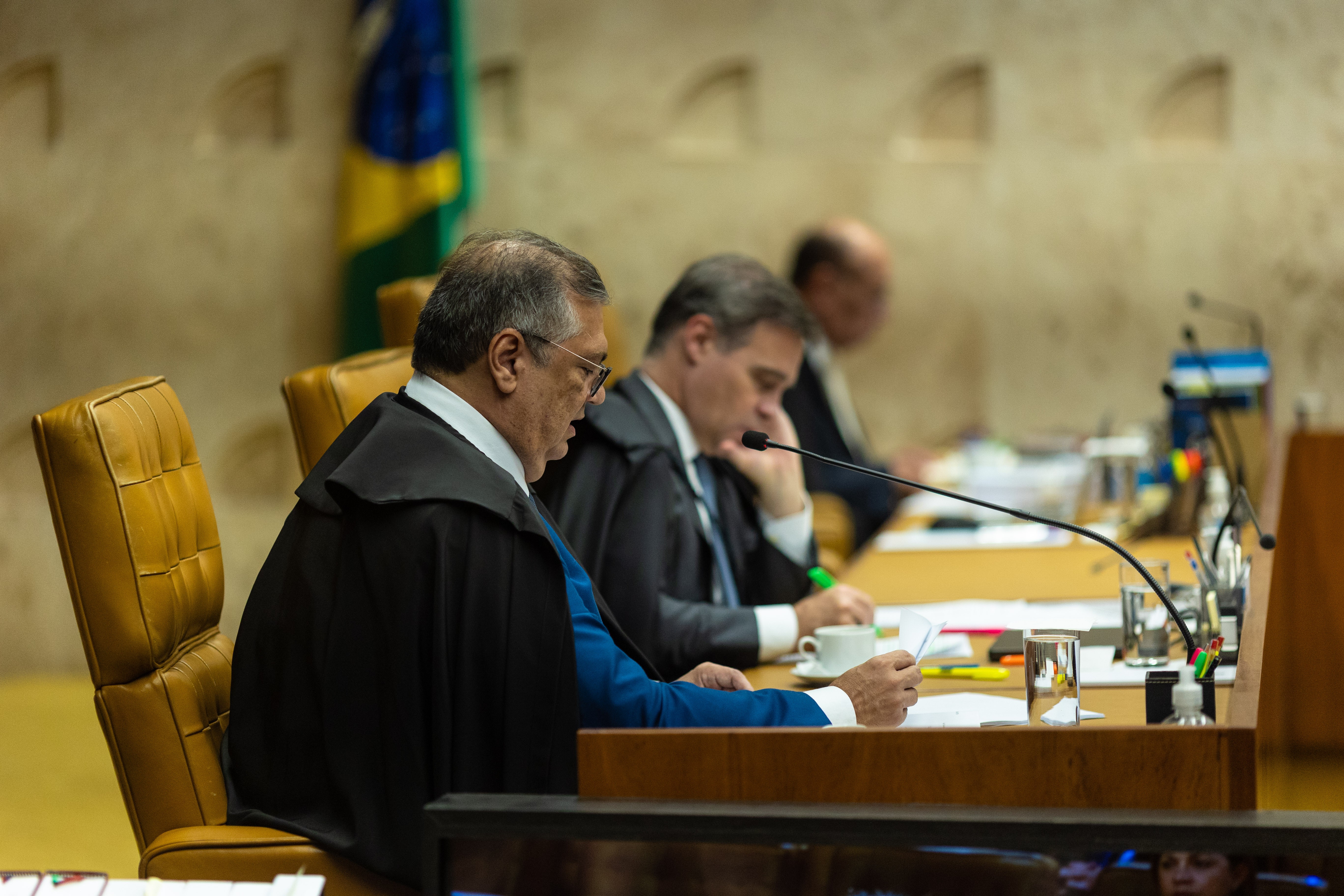 Dino pede à PF nova apuração sobre Banco Master e concessionárias de cemitérios