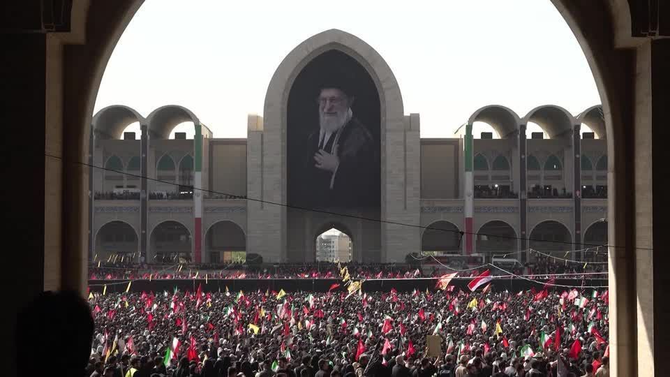 Funeral de Ali Khamenei reúne milhares em Teerã após assassinato