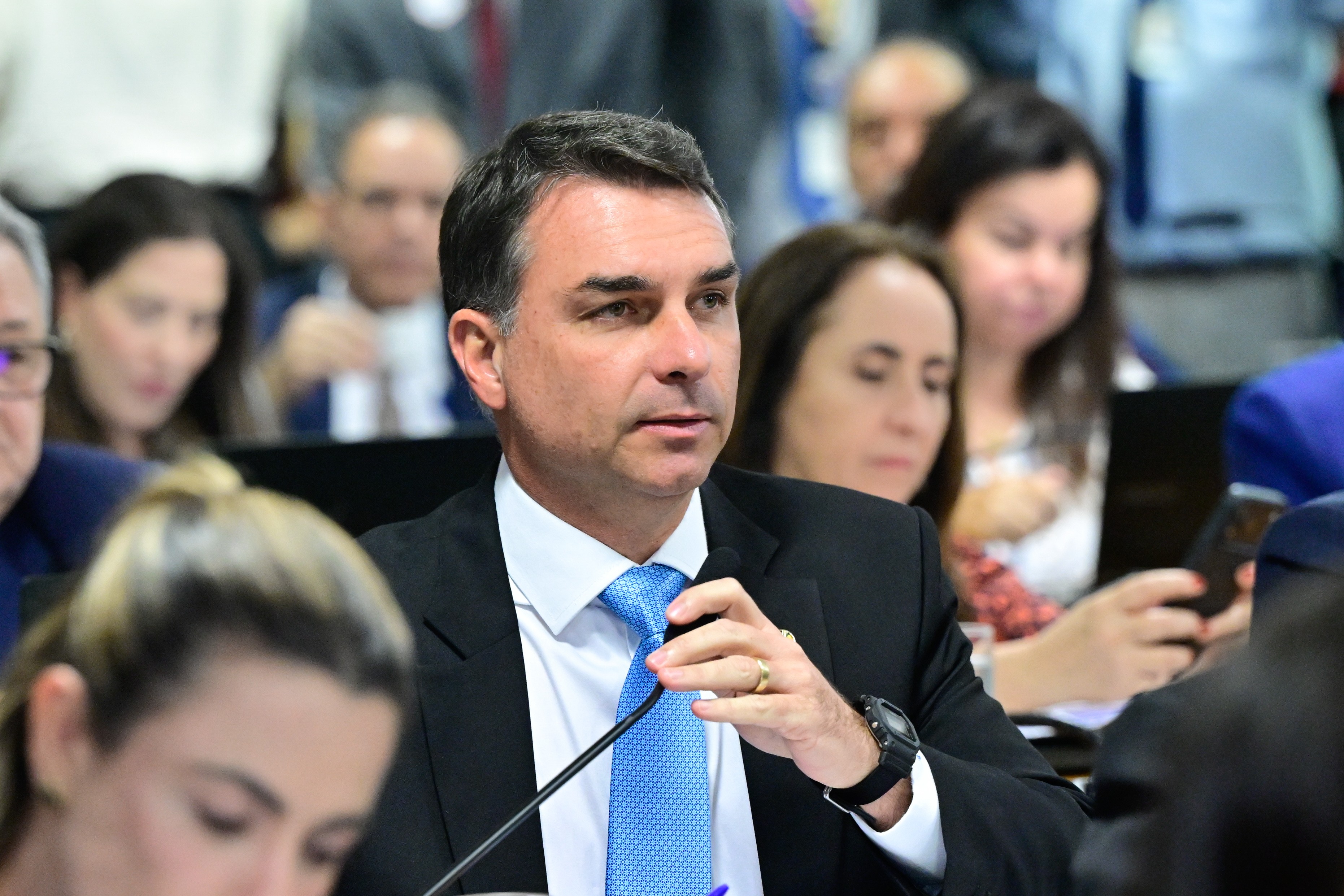 Kassio Nunes suspende pesquisa da AtlasIntel sobre Flávio Bolsonaro