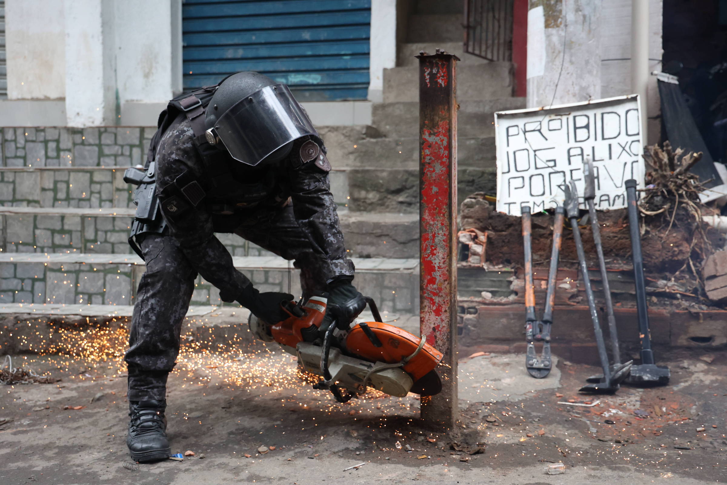 PM com 300 agentes remove ao menos 15 barricadas do crime em Paraisópolis