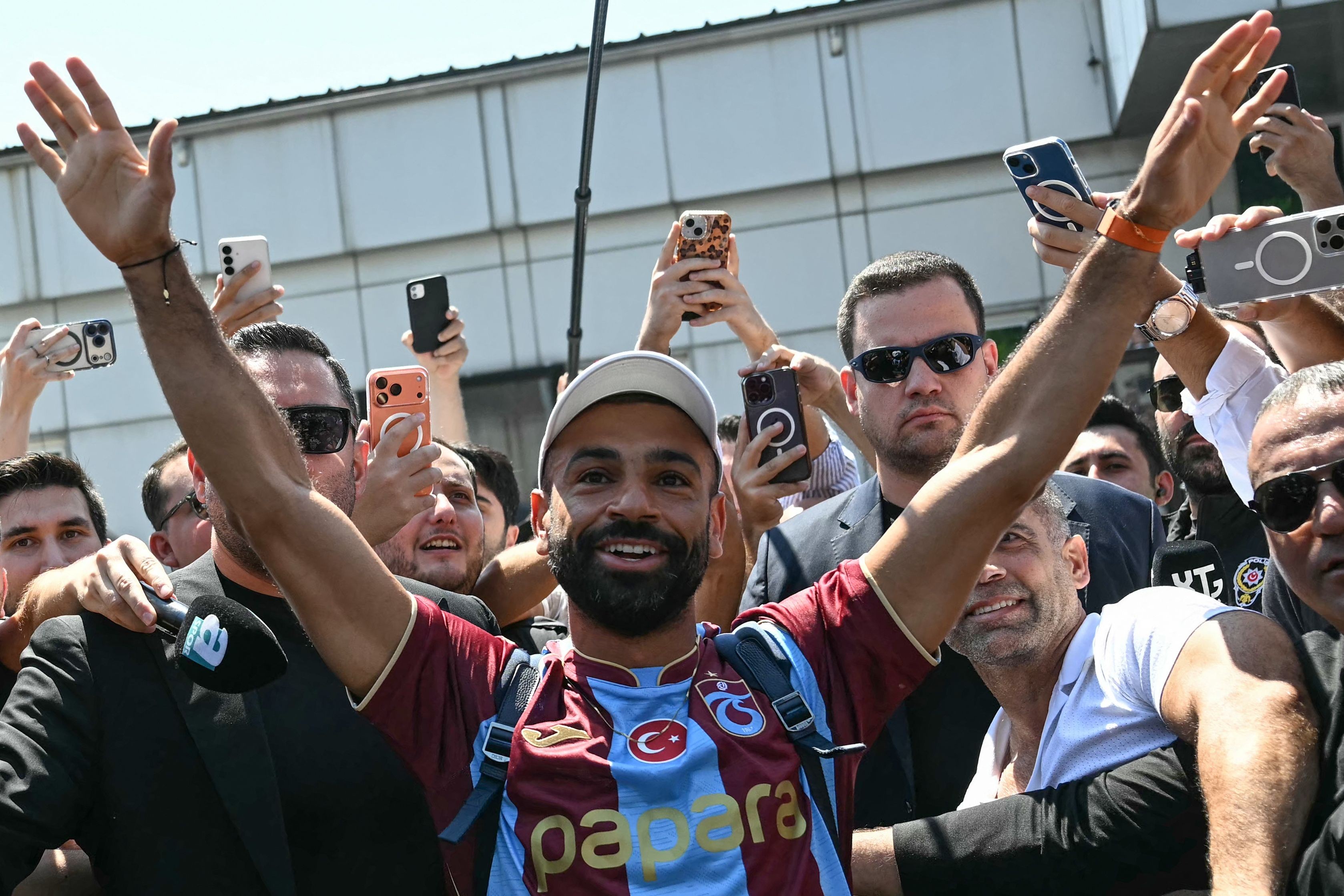 Salah é recebido com festa por multidão na Turquia