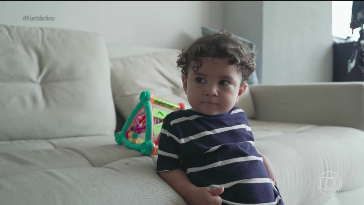 Menino com surdez rara escuta pela primeira vez após tratamento inédito nos Estados Unidos