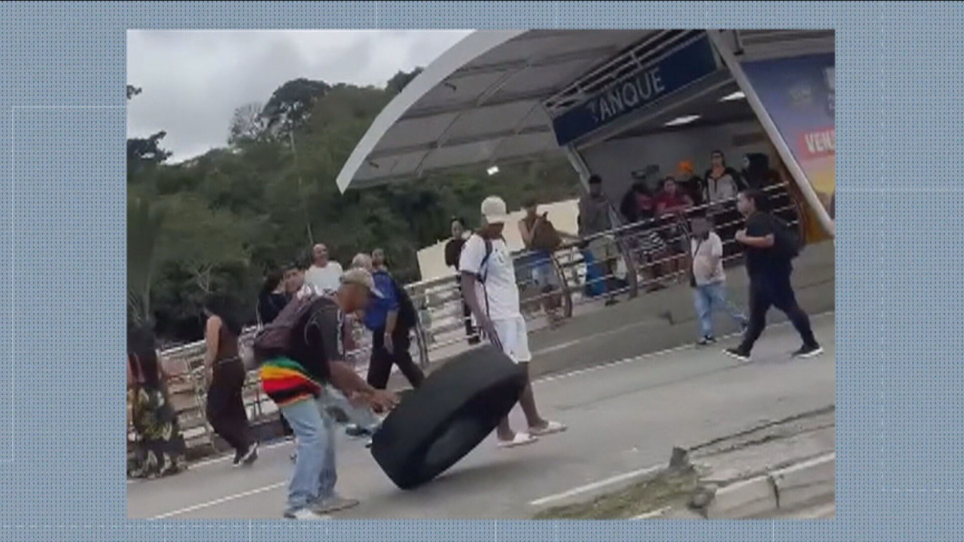 Mulher morre após ser atingida por roda de ônibus do BRT em Jacarepaguá