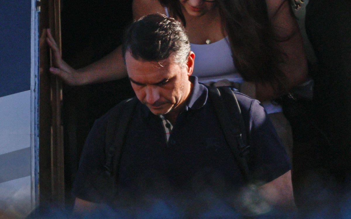 Flávio Bolsonaro chega com a família a Miami em voo privado após passar pela Argentina