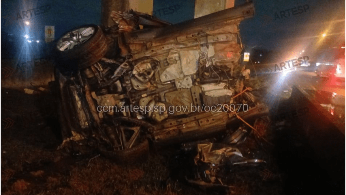 Motorista de Porsche morre após colidir com mureta na Imigrantes