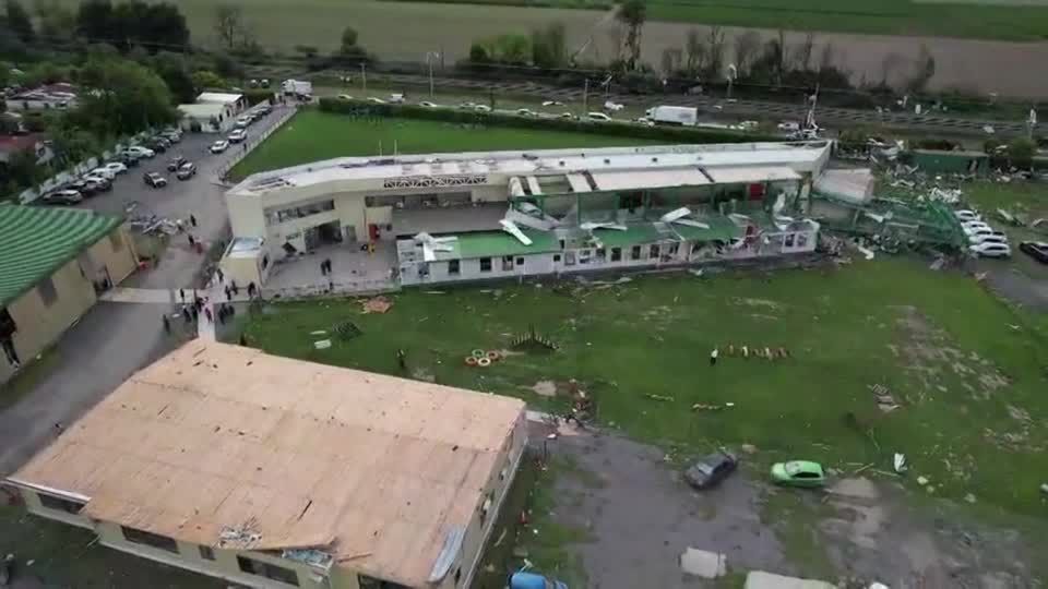 Tornado com ventos de até 218 km/h atinge o Chile e chuvas causam alagamentos em Santiago