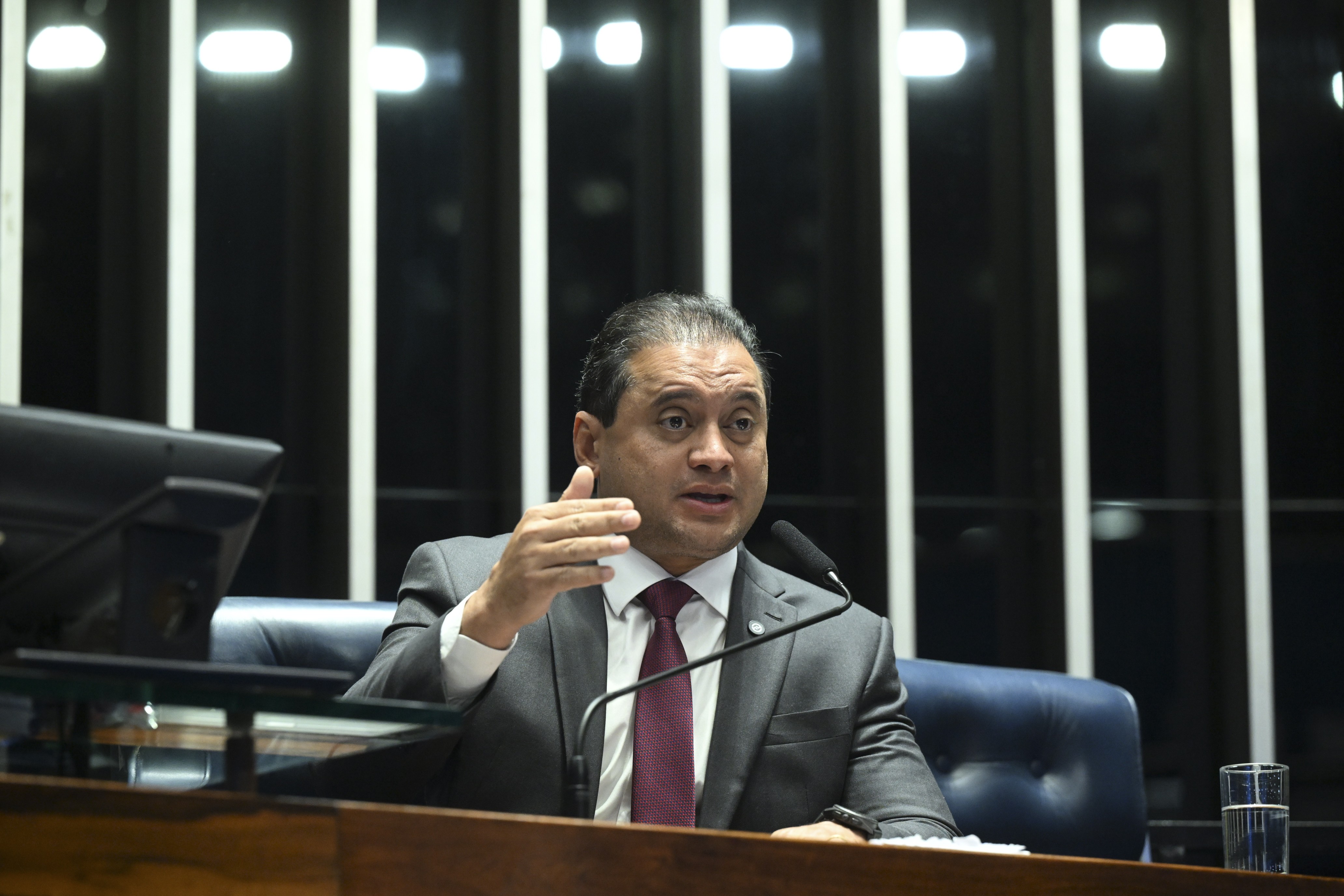 PF mira esposa, filha e irmãs de senador em operação sobre fraude no INSS