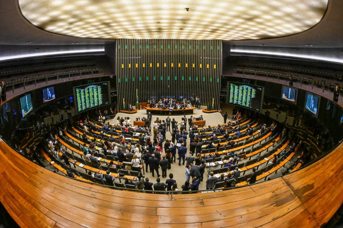 Projeto que criminaliza misoginia enfrenta resistência e tem votação travada na Câmara