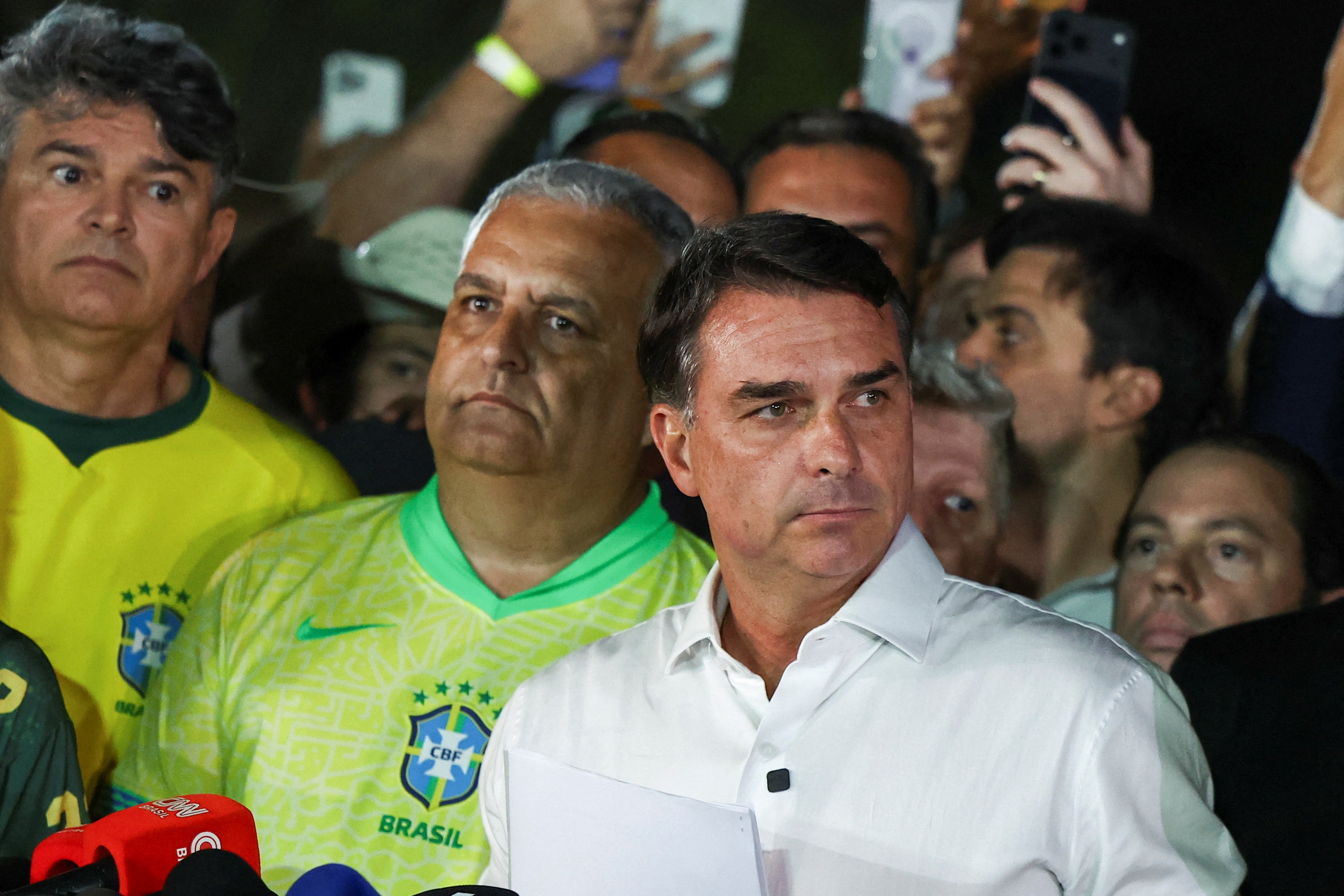 Flávio Bolsonaro não entrega passaporte à PF e descumpre ordem de Moraes