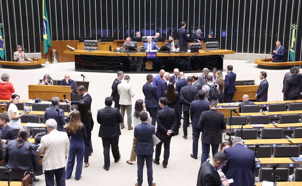 Câmara aprova urgência para projeto que criminaliza misoginia