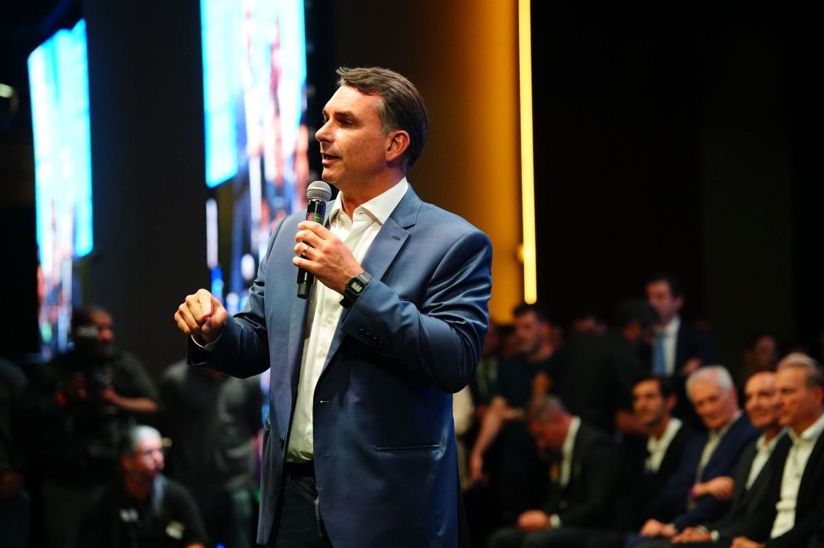 Flávio Bolsonaro foi aconselhado por aliados a não deixar o Brasil após intimação da PF