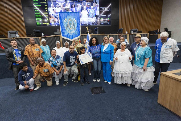Câmara de Barueri homenageia escola de samba Oba-Oba