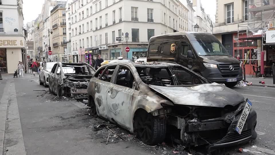 Paris inicia limpeza após onda de protestos violentos e destruição no comércio