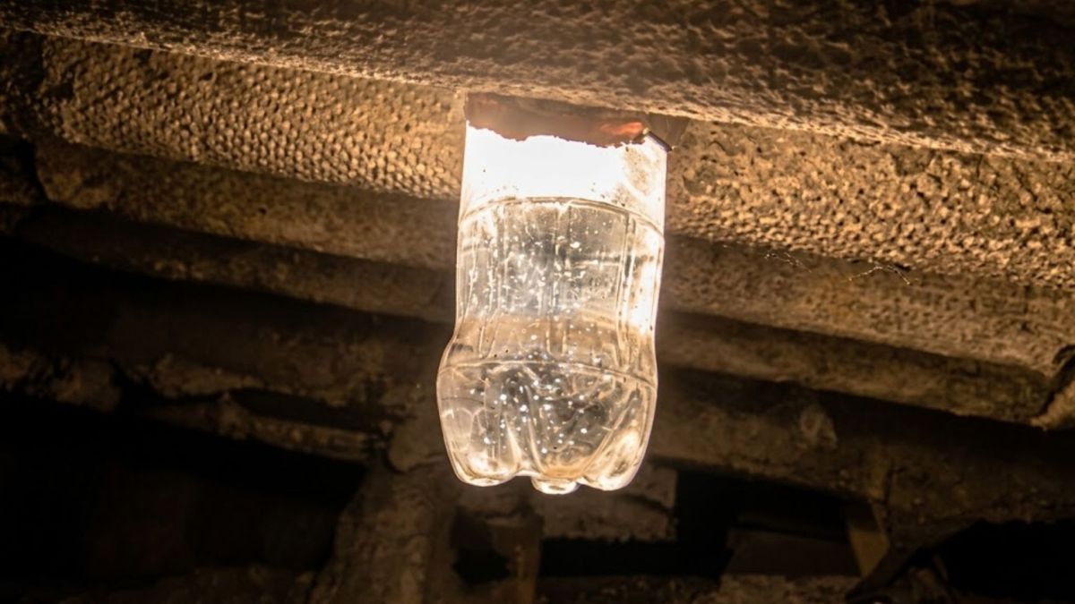 Lâmpada de garrafa PET criada por brasileiro pode reduzir conta de luz em 30%