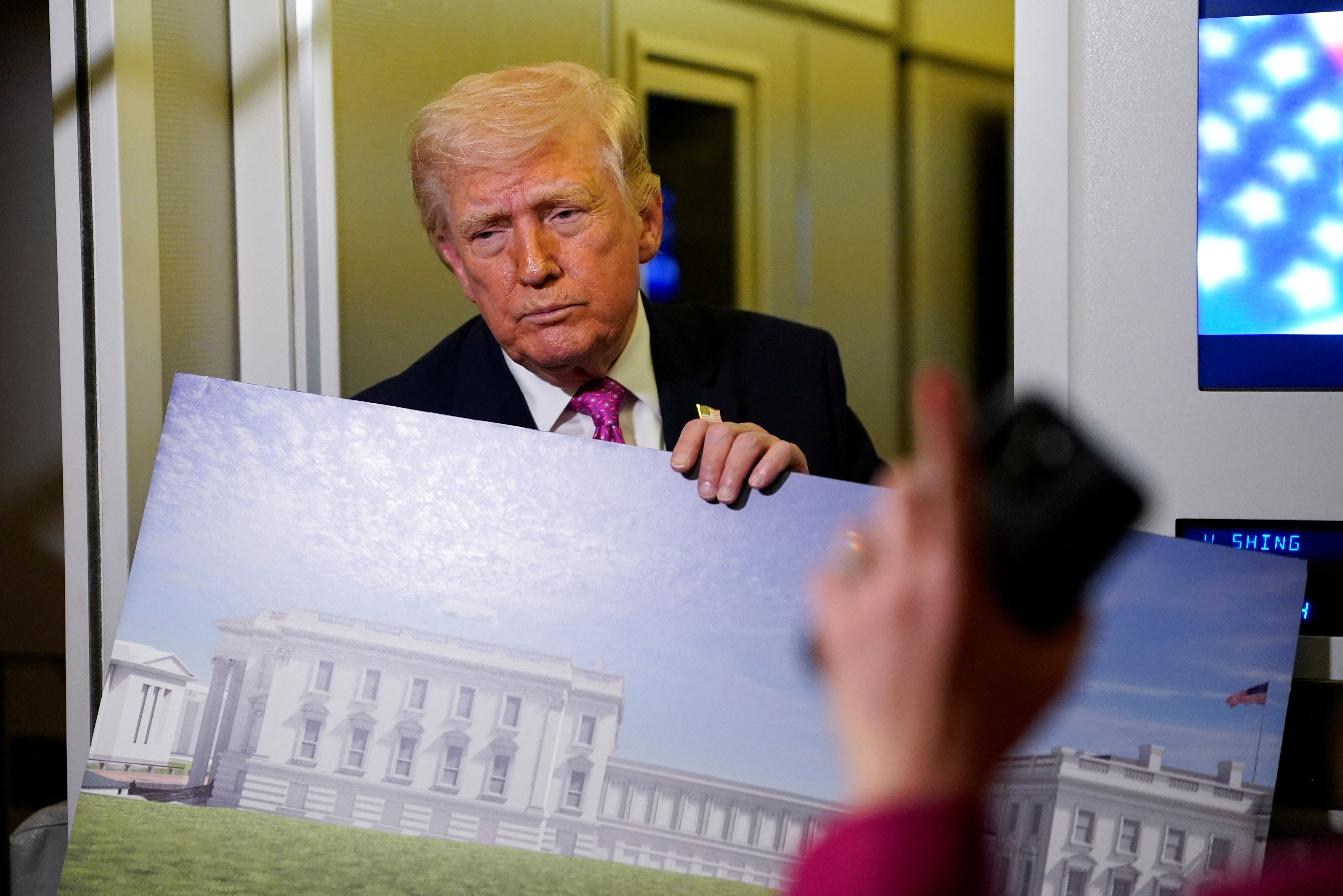 Governo Trump firma contrato de US$ 500 milhões sem licitação para obra na Casa Branca, diz jornal
