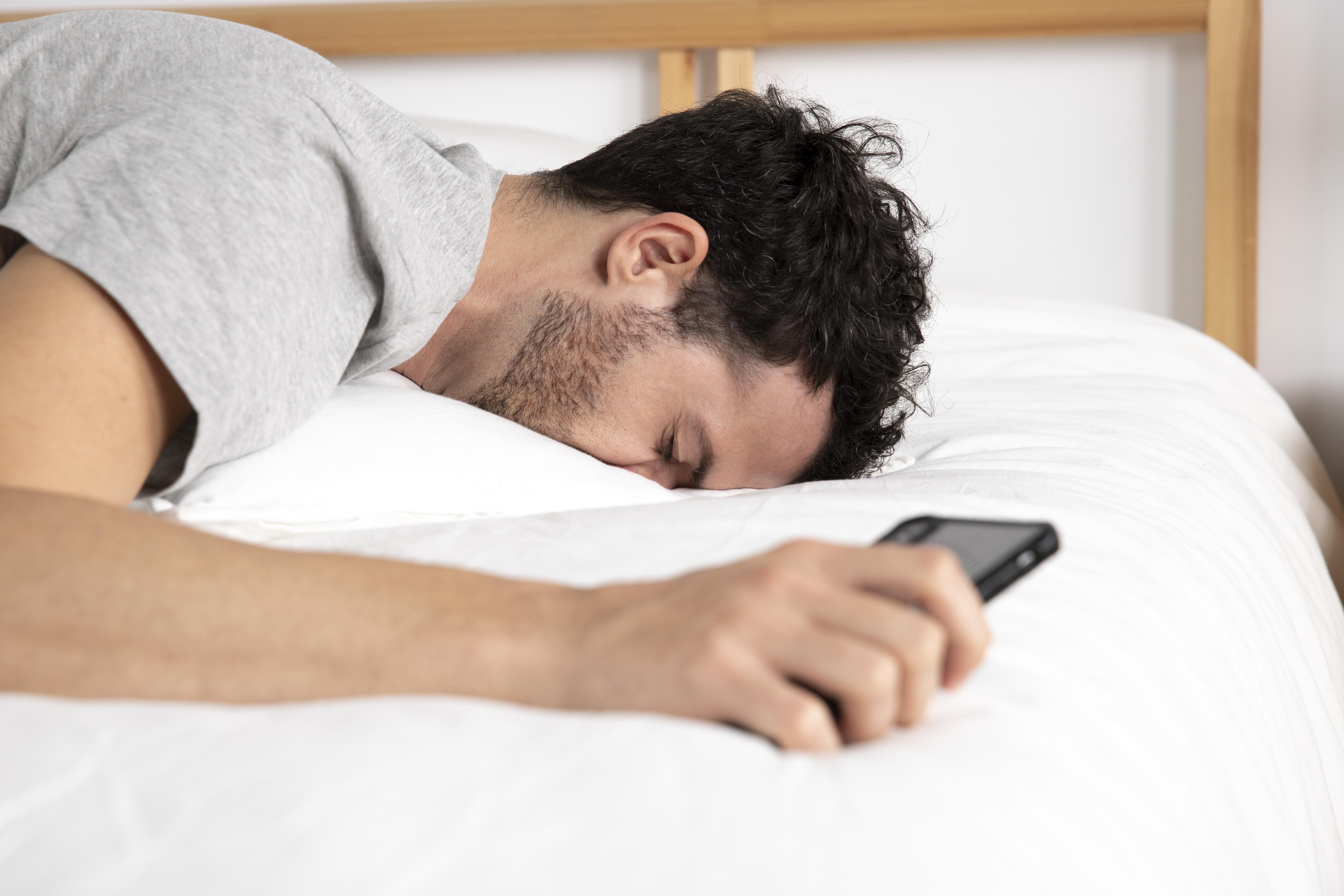 Urologista alerta: excesso de pornografia causa ansiedade sexual e disfunção erétil em jovens
