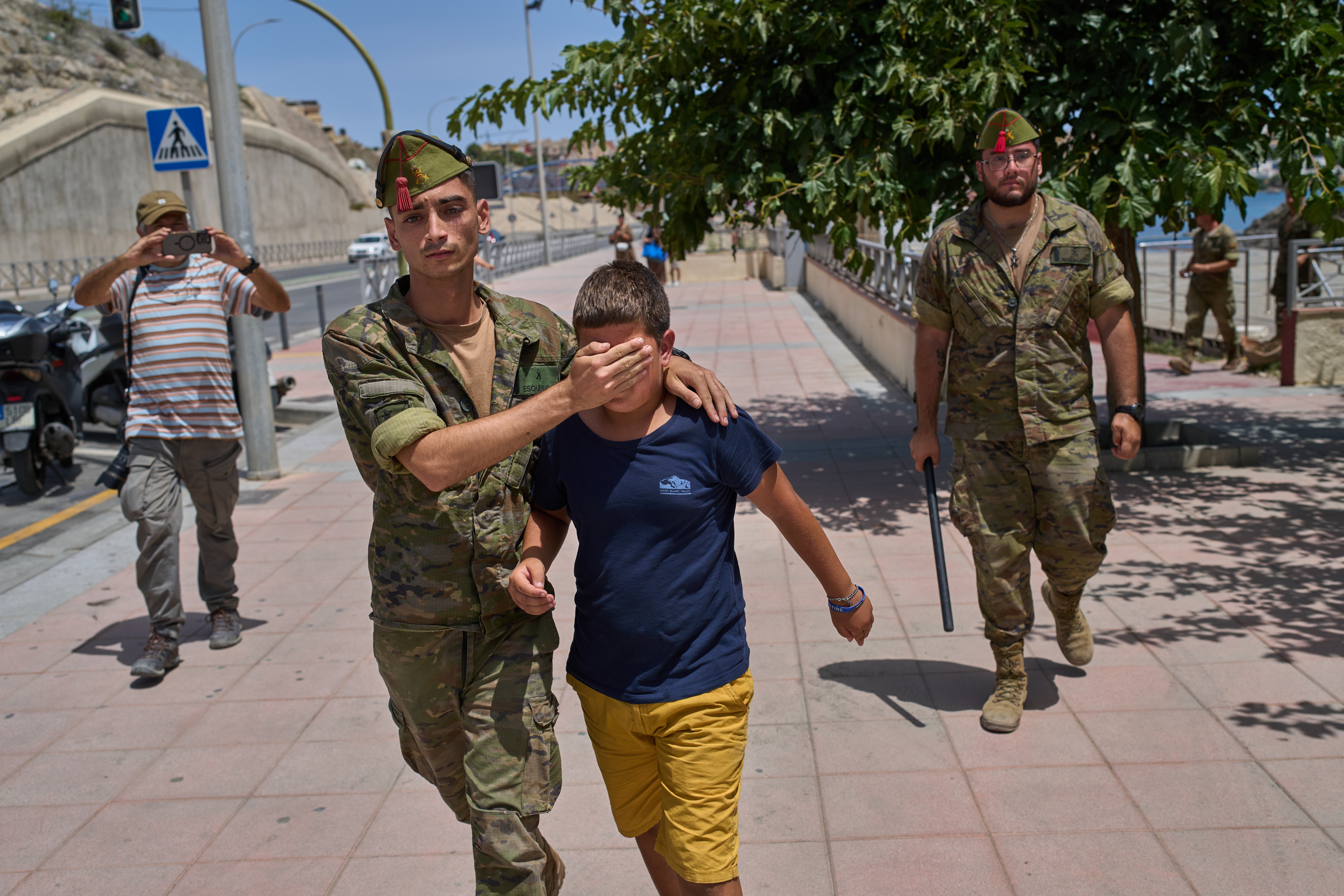 Crise em Ceuta: Centenas de crianças migrantes ficam retidas após travessia em massa