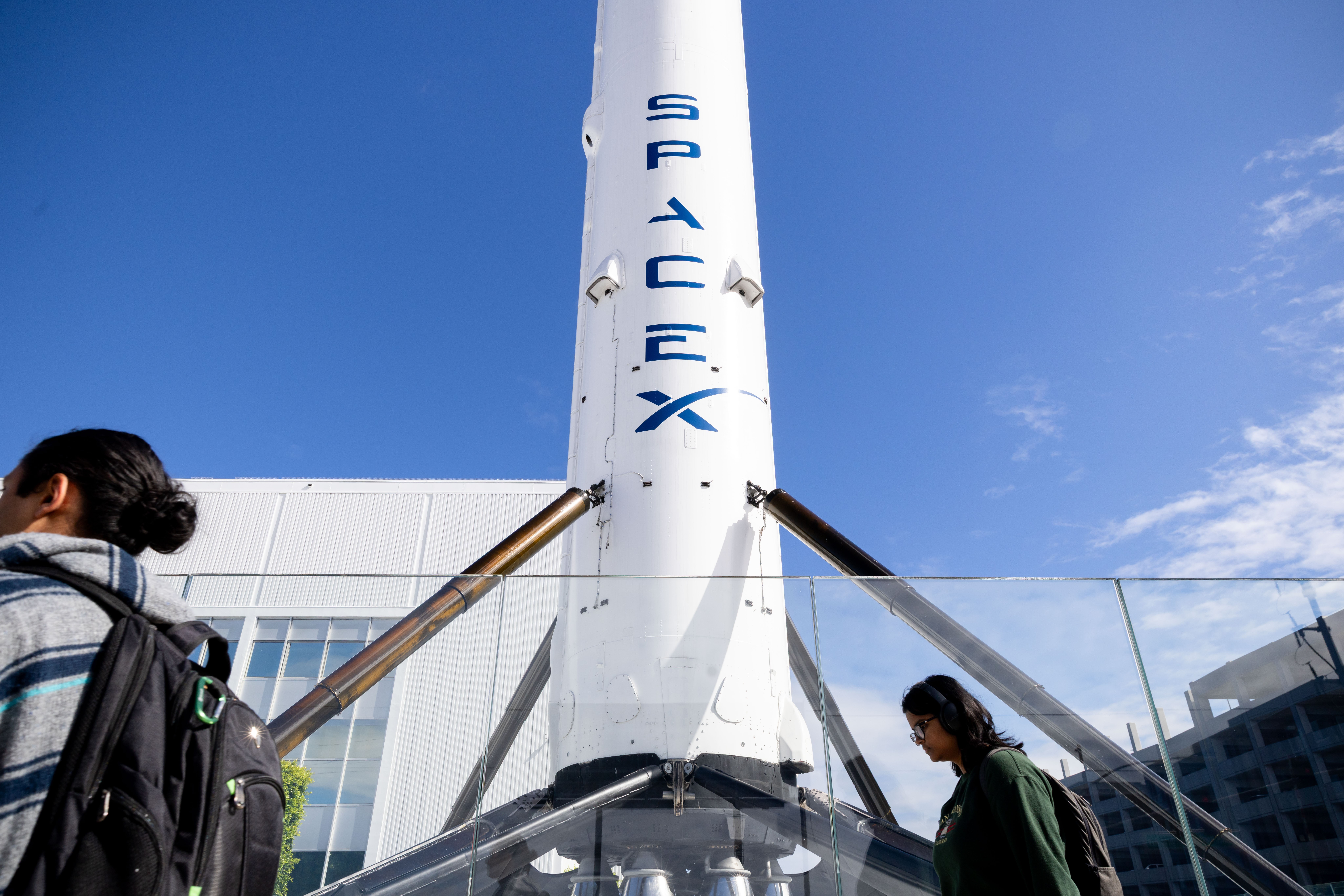 Foguete da SpaceX colide com a Lua e abre cratera de 18 metros, informa Nasa
