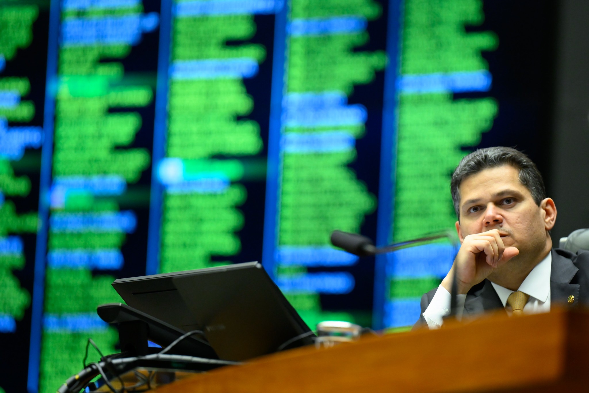Senado impõe derrota de R$ 56 bilhões ao governo e Alcolumbre se cala sobre STF