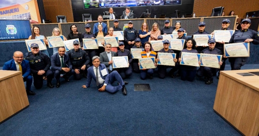 Pioneiras da Guarda Civil Municipal de Barueri recebem homenagem na Câmara Municipal